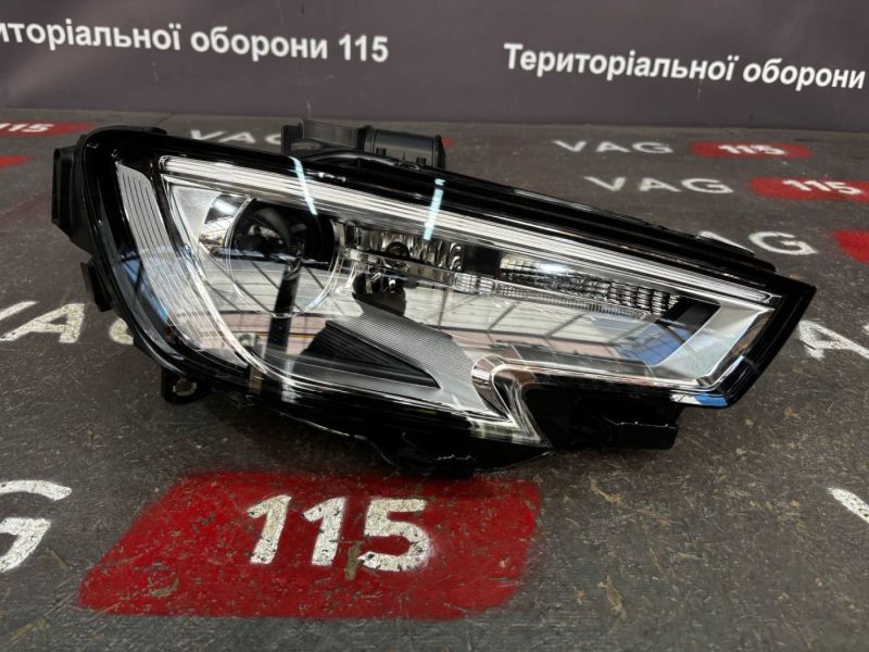 8V0941006H Фара основна R ксенон