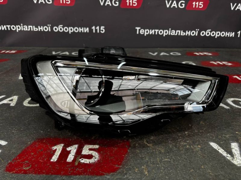 1EL010740-32 Фара основна R під ксенон