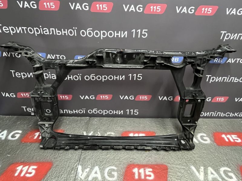8R0805594D Панель передн.