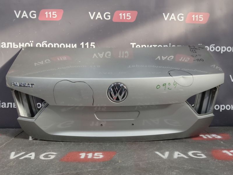 561827025D-DEF Крышка багажника (дефект)