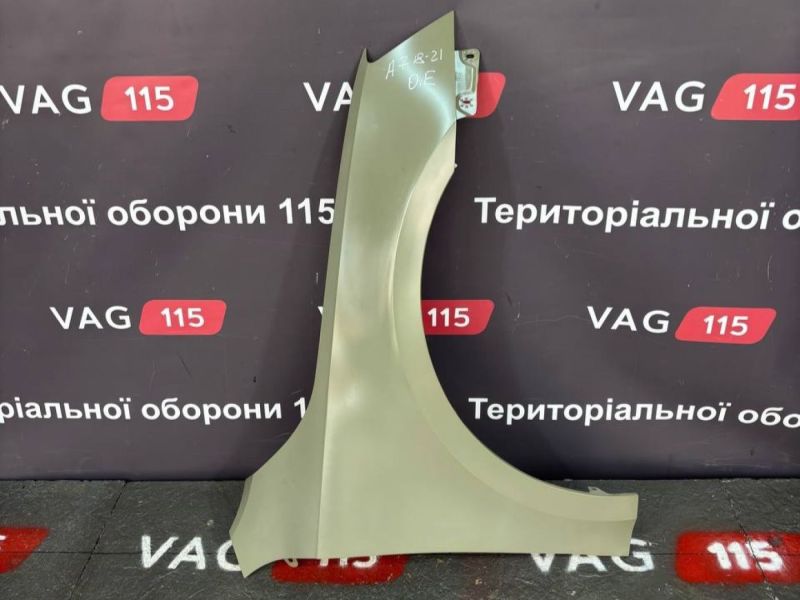 5E0821106C Крило R